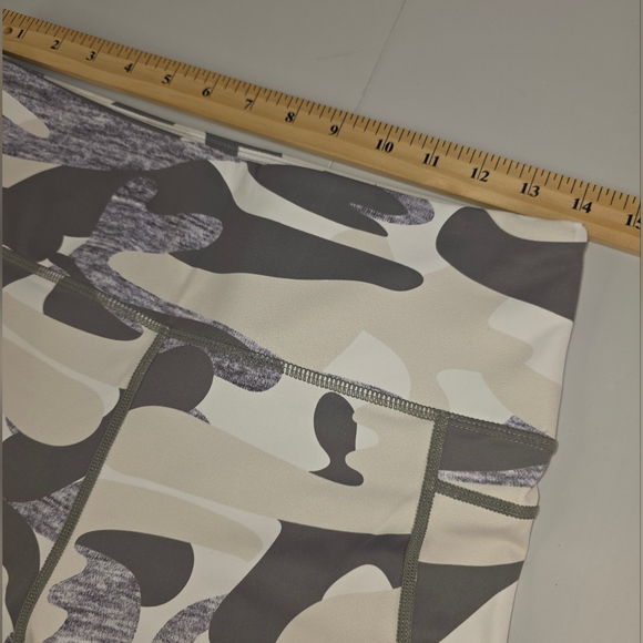 Zyia Active Women's Gray White Camo Pockets Cropped Leggings Size 12 F-0089 - Picture 6 of 9